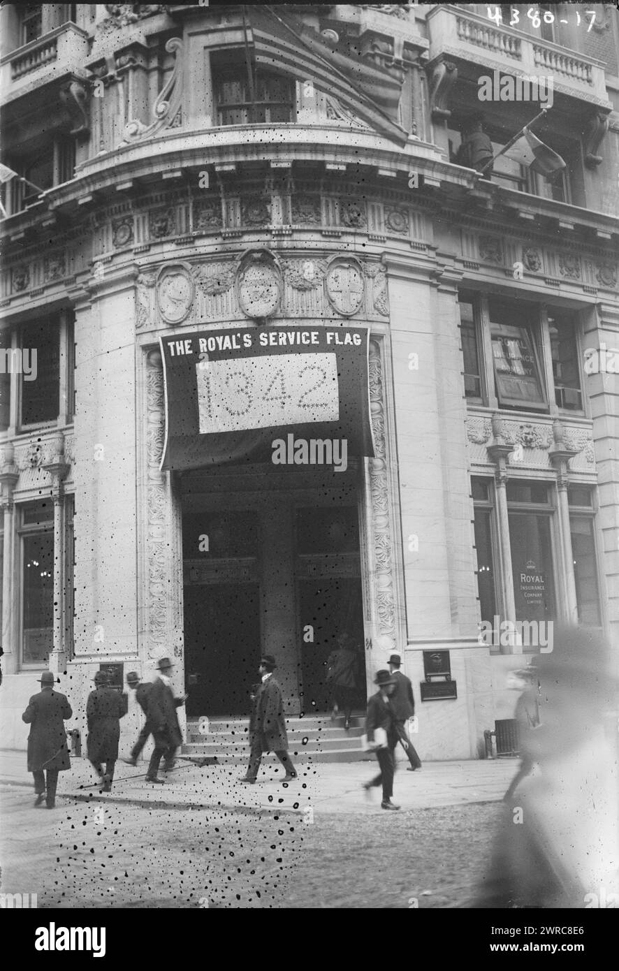 All'esterno dell'edificio, la bandiera del Royal's Service, foto mostra l'esterno dell'edificio della Royal Insurance Company, 84 William Street, New York City, New York., tra ca. 1915 e ca. 1920, Glass negative, 1 negativo: Glass Foto Stock