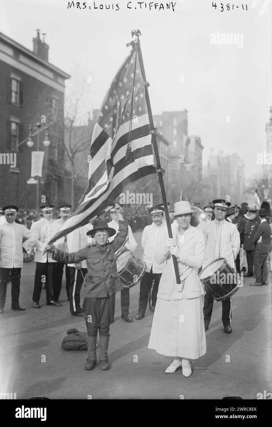 Mrs. Louis C. Tiffany, foto mostra Mrs. Charles Lewis Tiffany, nata Katrina Brandes Ely (1875-1927), che porta una bandiera in parata del suffragio, New York City, 27 ottobre 1917., 1917 ottobre 27, lati negativi del vetro, 1 negativo: vetro Foto Stock