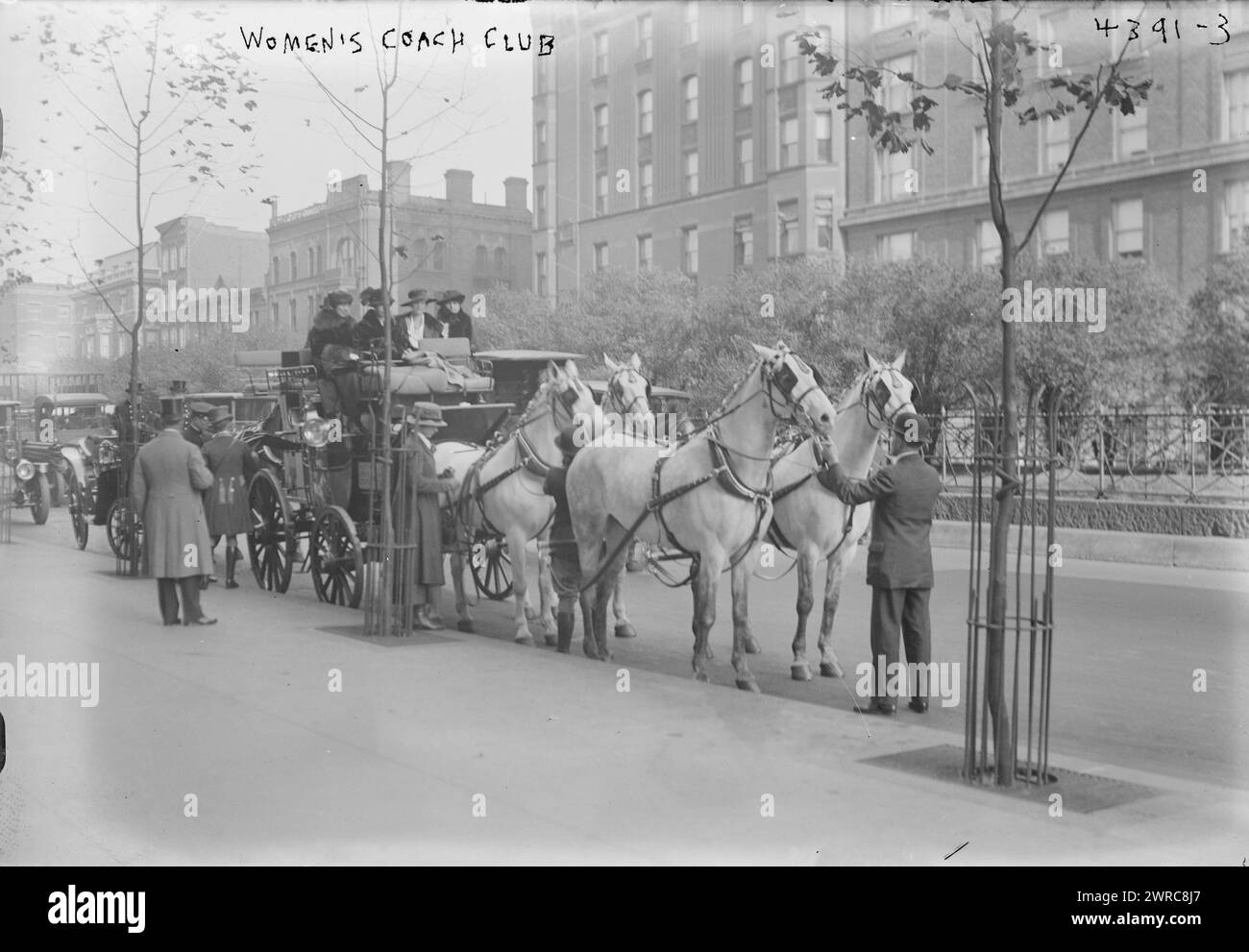 Club allenatore femminile, la fotografia probabilmente mostra l'allenatore delle quattro donne in Hand Club a New York City. 1915 e ca. 1920, Glass negative, 1 negativo: Glass Foto Stock