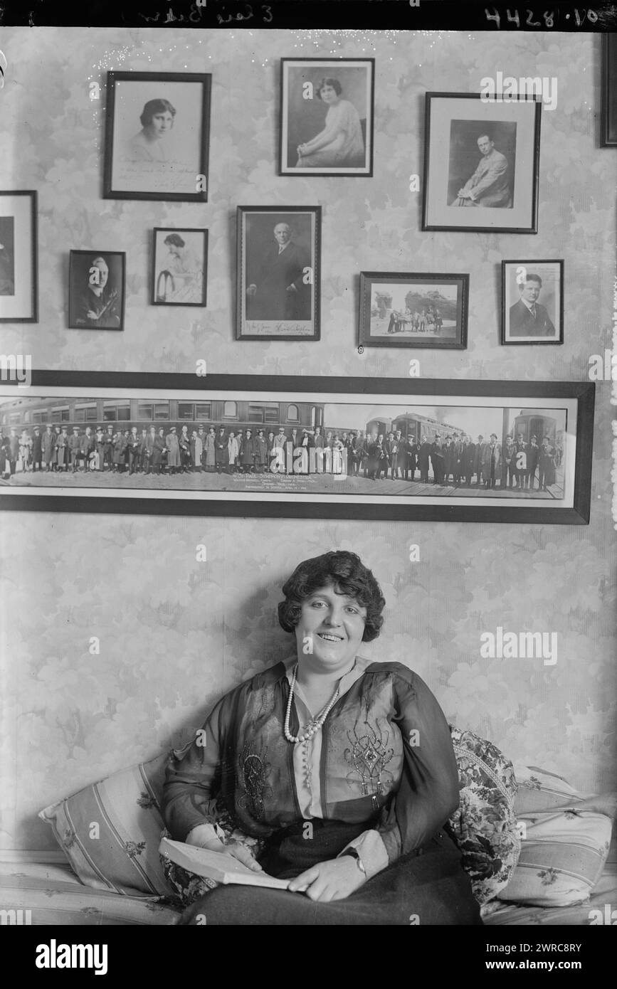 Elsie Baker, la fotografia mostra la cantante e attrice americana Elsie Baker (1883-1971). È anche raffigurata nella fotografia panoramica sul muro dietro di lei, che mostra la St. Paul Symphony Orchestra in tour nella primavera del 1914 a Denver, Colorado., tra ca. 1915 e ca. 1920, Glass negative, 1 negativo: Glass Foto Stock