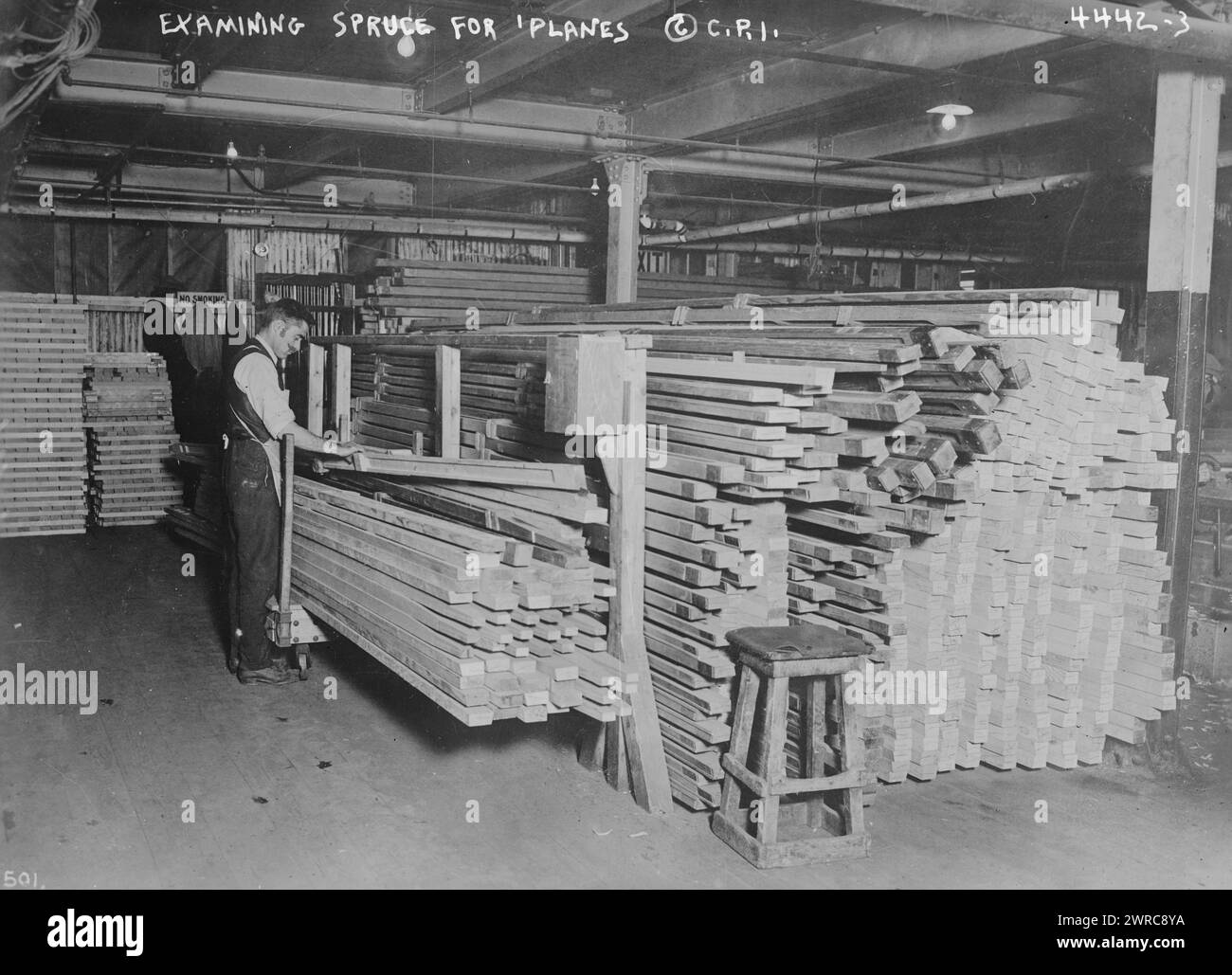 Esame dell'abete rosso per i piani, didascalia dal catalogo delle fotografie e diapositive stereotassiche ... Dal 25 ottobre 1917 al 31 gennaio 1918 dal Comitato per l'informazione pubblica: "Costruzione di aeroplani: Quest'uomo in una fabbrica di aeroplani è visto alla ricerca di imperfezioni in abete rosso da utilizzare per la costruzione di aeroplani. Una piccola tasca sap nascosta potrebbe essere sufficiente a causare il crollo di una delle ali quando è in aria. Di conseguenza, ogni trave ricevuta dal mulino viene esaminata con grande cura Foto Stock