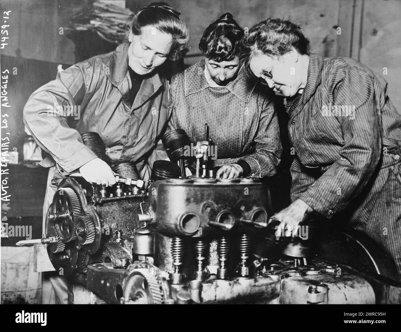 Auto Reparations, Los Angeles, la fotografia mostra le donne operaie di riparazione auto a Los Angeles, California durante la prima guerra mondiale, tra California. 1915 e ca. 1920, Glass negative, 1 negativo: Glass Foto Stock