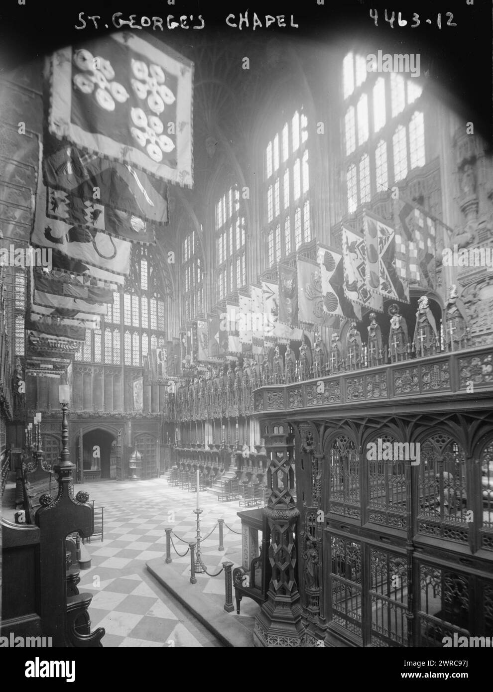 St George's Chapel, la fotografia mostra l'interno di St George's Chapel al Castello di Windsor, in Gran Bretagna, con striscioni appartenenti ai Cavalieri della Giarrettiera., tra ca. 1915 e ca. 1920, Glass negative, 1 negativo: Glass Foto Stock
