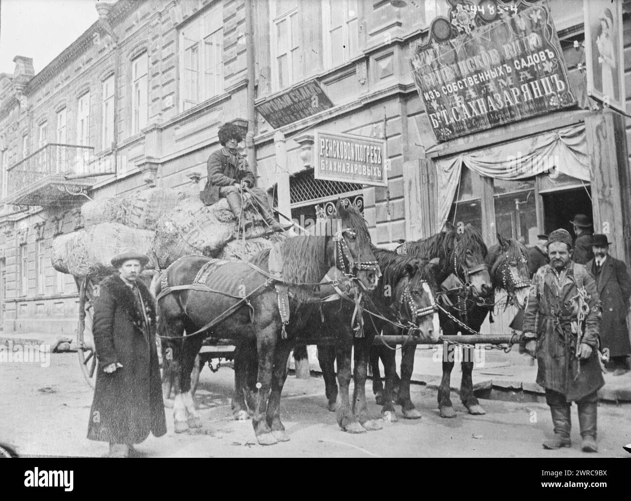 Carico di lana, sollievo armeno, tra ca. 1915 e ca. 1920, Glass negative, 1 negativo: Glass Foto Stock