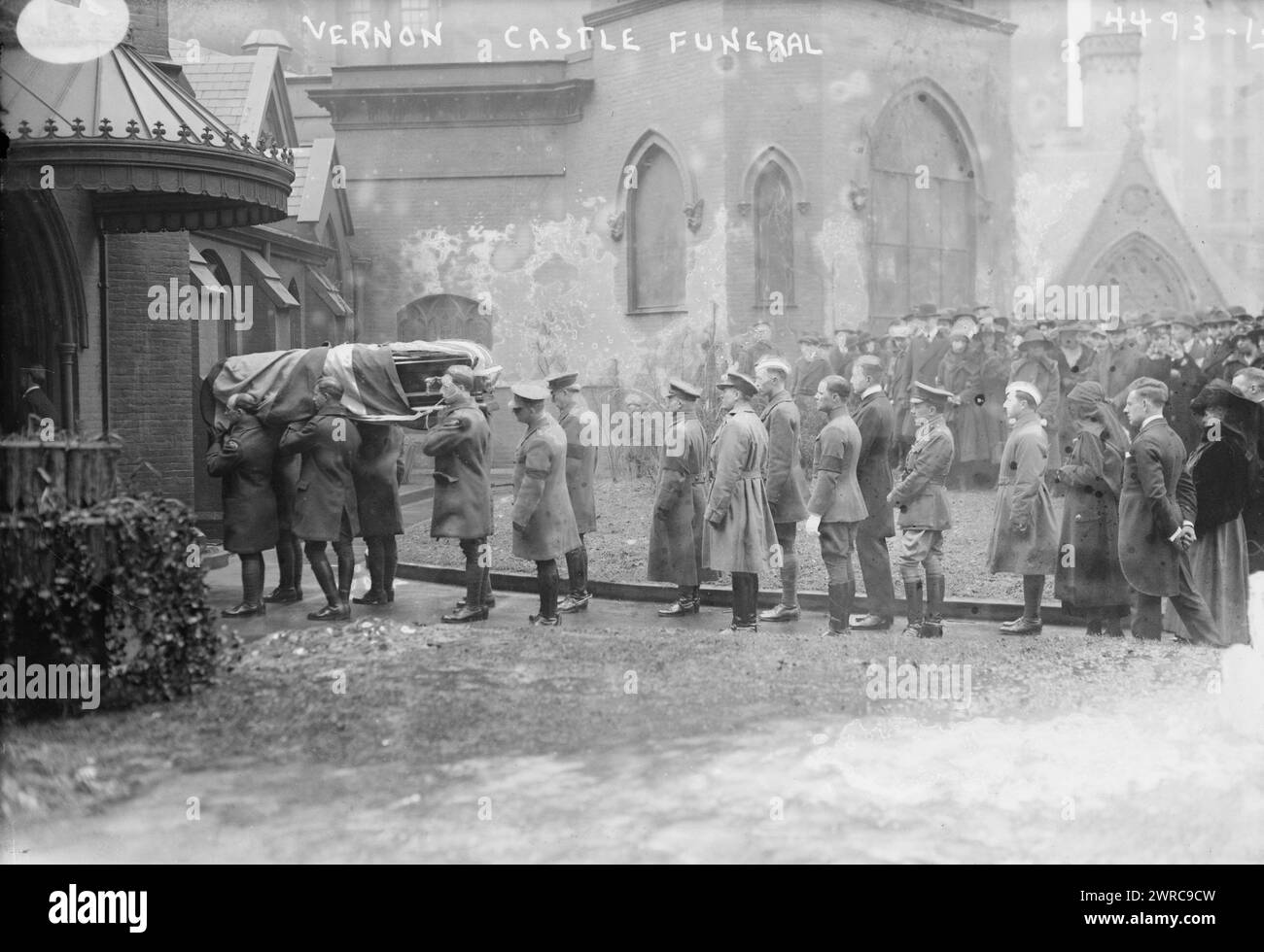 Vernon Castle funerale, la fotografia mostra il funerale del ballerino Vernon Castle (1887-1918) morto in un incidente aereo durante la prima guerra mondiale mentre prestava servizio come capitano nel Royal Flying Corps, insegnando agli aviatori a volare in Texas. La sua vedova, la ballerina Irene (Foote) Castle (1893-1969) si trova in fila dietro la bara, con il velo sul viso. Il funerale si è svolto il 19 febbraio 1918 a New York City., 1918 febbraio 19, Glass negative, 1 negative: Glass Foto Stock