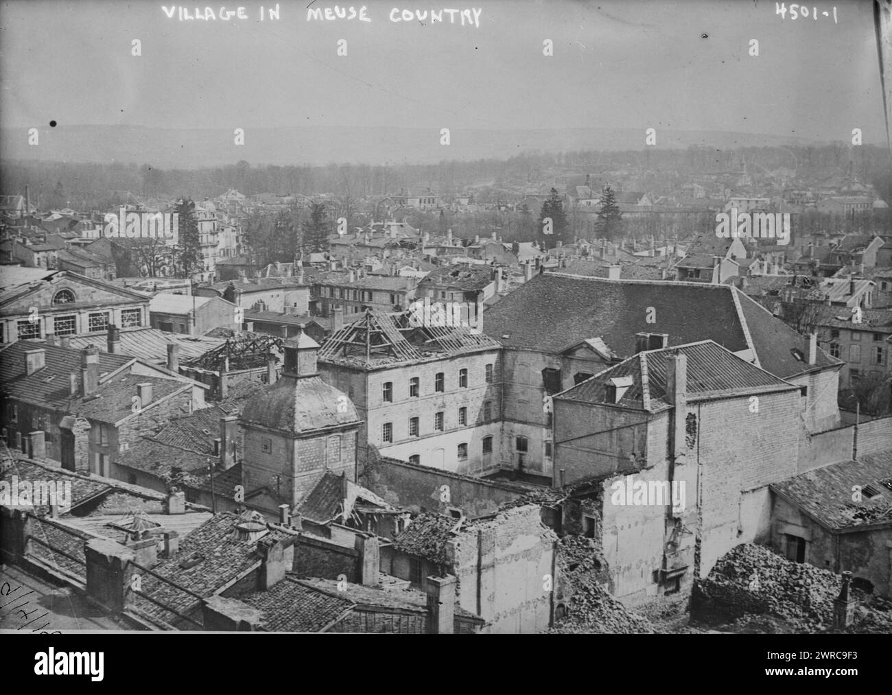 Villaggio nella Meuse Country, la fotografia mostra danni agli edifici del dipartimento della Mosa, Francia., tra ca. 1915 e 1918, Glass negative, 1 negativo: Vetro Foto Stock