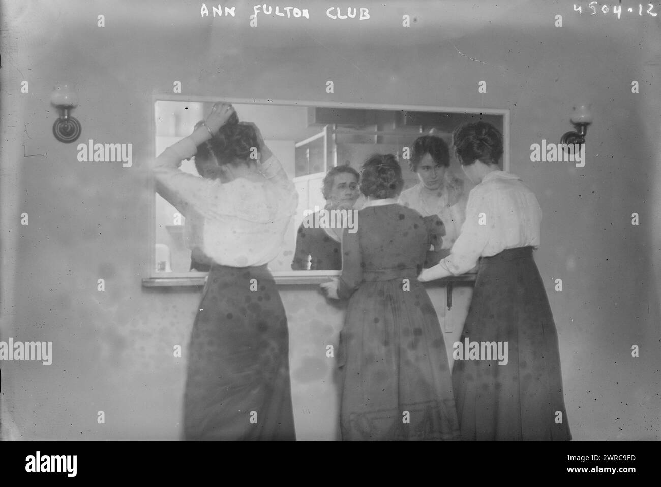 Ann Fulton Club, la fotografia mostra le donne che usano uno specchio nella Ann Fulton House che è stato istituito dal War Work Council della YWCA al 115 di Fulton St. A Manhattan, New York City per le donne che lavorano a Wall Street durante la prima guerra mondiale, 1917 o 1918, Glass negatives, 1 negativo: vetro Foto Stock