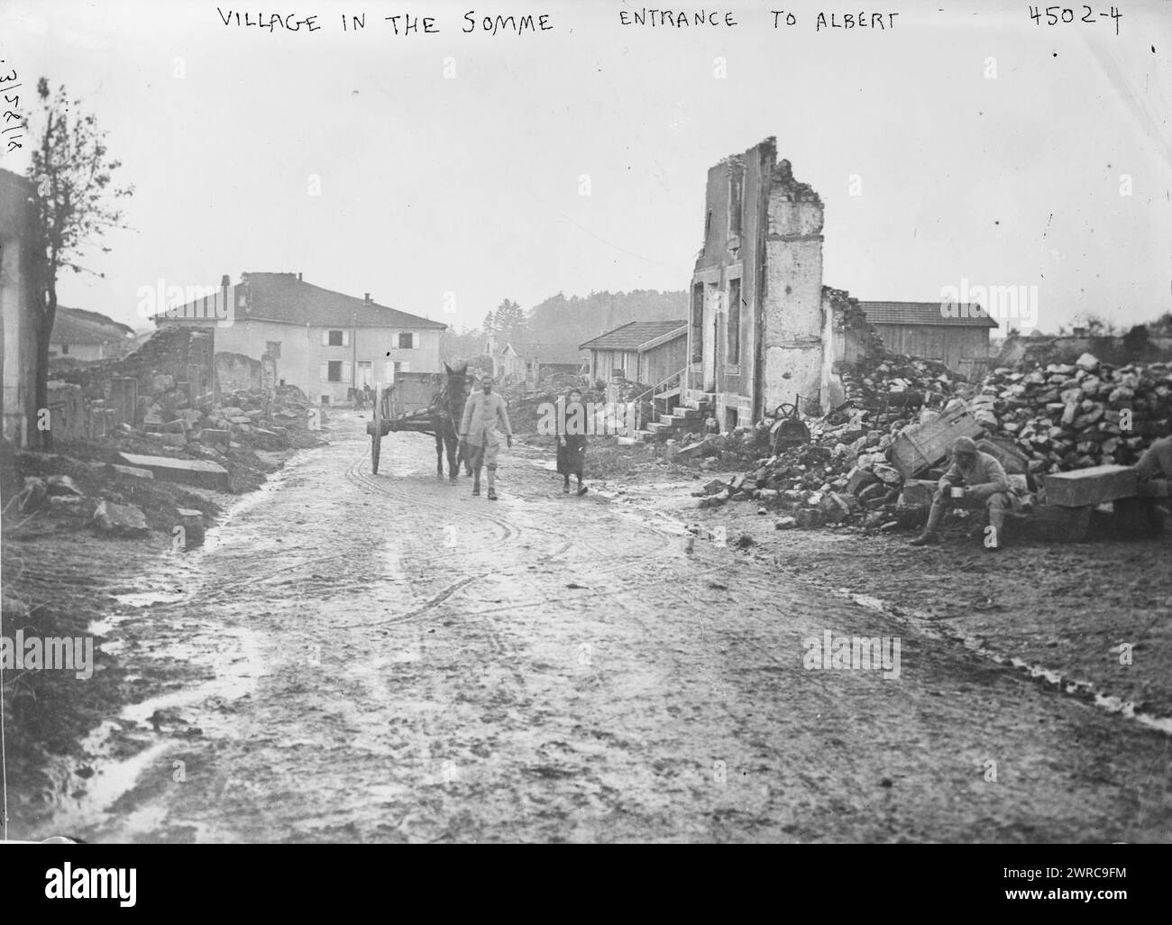 Villaggio nella somme, entrata ad Albert, la fotografia mostra i danni della prima guerra mondiale ad Albert, un comune nel dipartimento somme in Piccardia, nel nord della Francia. 1915 e ca. 1920, Guerra Mondiale, 1914-1918, Glass negative, 1 negativo: Vetro Foto Stock