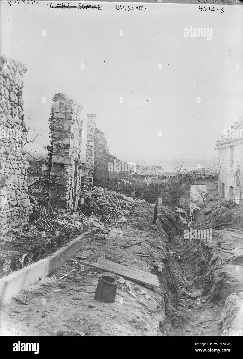 Guiscardo, la fotografia mostra i danni agli edifici della prima guerra mondiale nel Guiscardo, dipartimento dell'Oise, Francia settentrionale., 1918 marzo 28, Guerra Mondiale, 1914-1918, negativi di vetro, 1 negativo: vetro Foto Stock