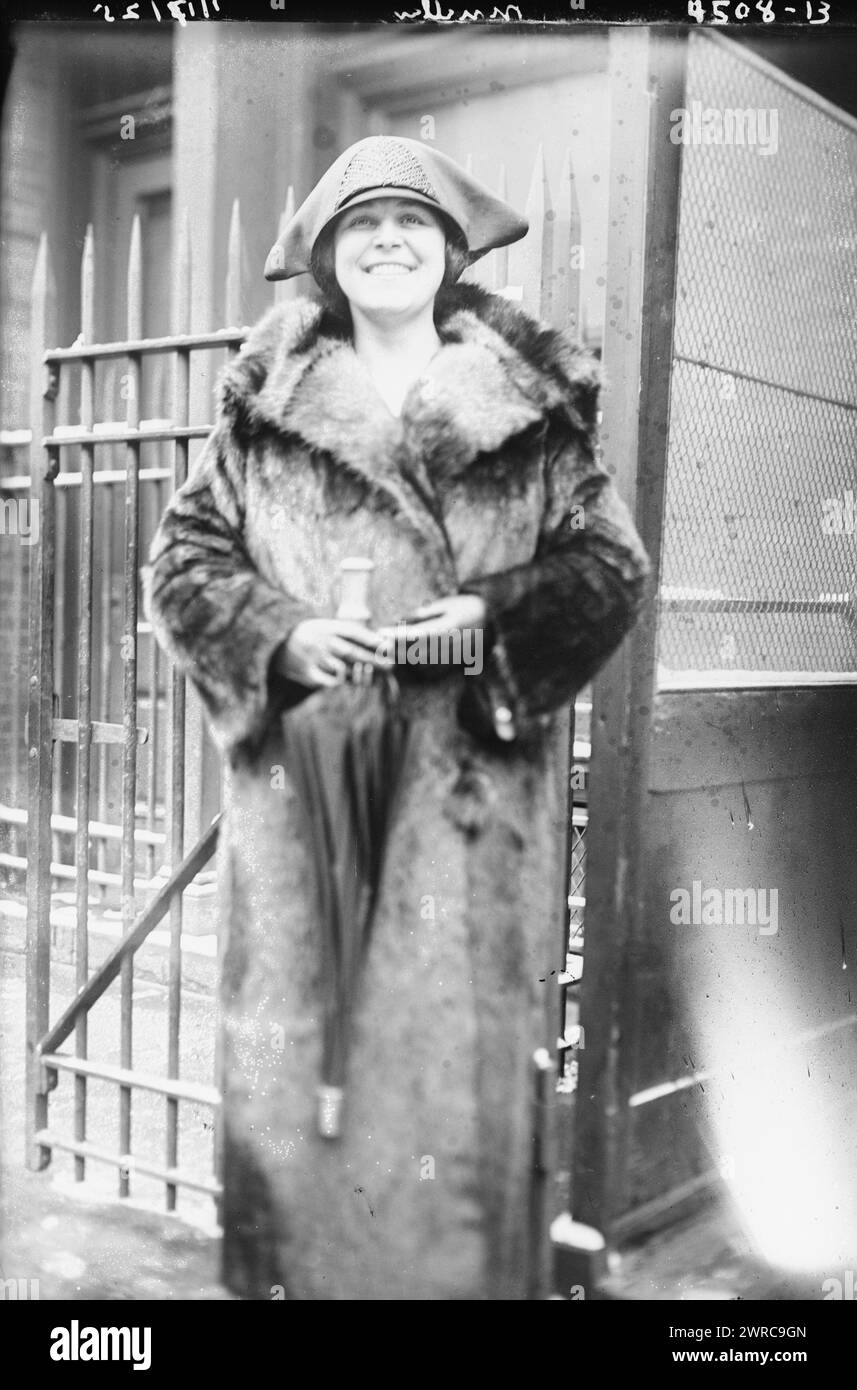Mueller, la fotografia mostra la cantante lirica ceca-austriaca Maria Müller (1898-1958) in piedi alla porta del palcoscenico del Metropolitan Opera House di New York City., 1925 gennaio 17, Glass negative, 1 negative: Glass Foto Stock