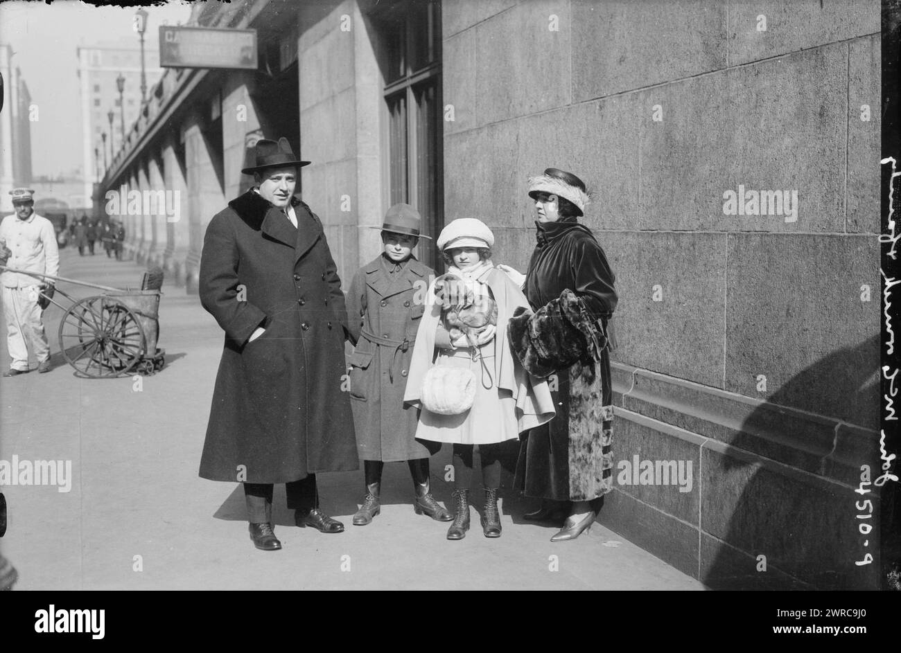 John McCormack & Family, la fotografia mostra il cantante tenore irlandese americano John McCormack (1884-1945) con sua moglie, cantante Liley Foley e i loro figli, Cyril e Gwen, fuori su un marciapiede. 1915 e ca. 1920, Glass negative, 1 negativo: Glass Foto Stock