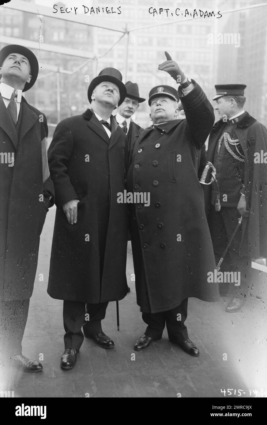 Secy Daniels, capitano C.A. Adams, la fotografia mostra il Segretario della Marina Josephus Daniels (1862-1948) sulla recluta degli Stati Uniti, una falsa nave da battaglia costruita a Union Square, New York City dalla Marina per reclutare marinai e vendere obbligazioni Liberty durante la prima guerra mondiale Daniels visitò la recluta il 16 marzo 1918. Sta parlando con il capitano Charles Albert Adams (1846-1929), comandante della recluta della USS., 1918 marzo 16, Guerra Mondiale, 1914-1918, Glass negatives, 1 negativo: vetro Foto Stock