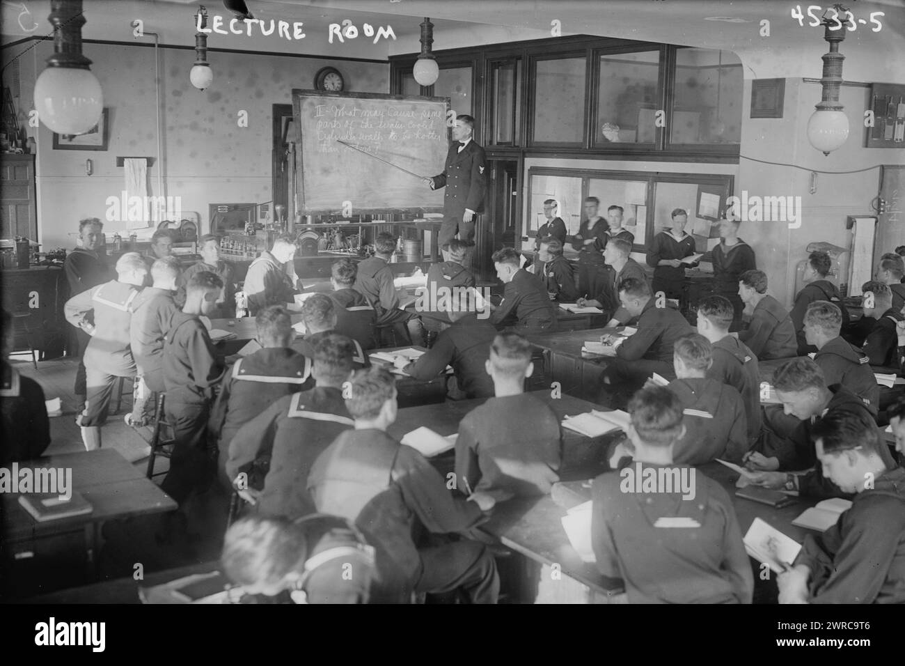 Sala conferenze, la fotografia mostra la Engineers' Submarine Chaser Training School, fondata dal Dipartimento della Marina della Columbia University, che è stata descritta in un articolo del New York Tribune, 27 marzo 1918, intitolato " gli ingegneri sono ansiosi di inseguire i sottomarini". ., 1918 marzo, Guerra Mondiale, 1914-1918, Glass negative, 1 negativo: vetro Foto Stock