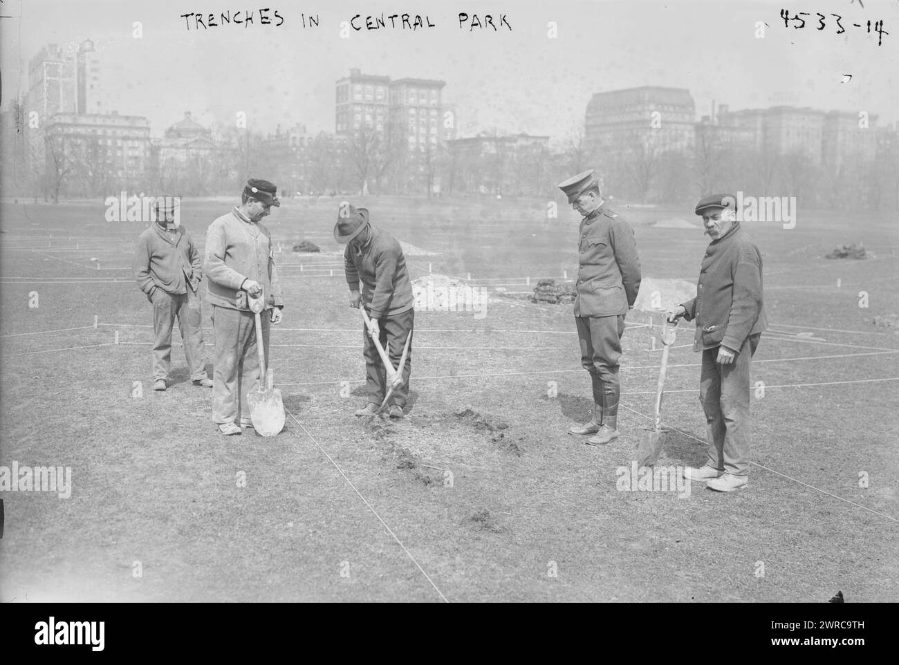 Trincee a Central Park, la fotografia mostra probabilmente un progetto per scavare trincee dimostrative a Central Park, New York City, per stimolare l'interesse per la campagna di prestito della libertà della prima guerra mondiale attraverso la rappresentazione visiva delle trincee di guerra europee., 1918 marzo, Guerra Mondiale, 1914-1918, Glass negative, 1 negativo: vetro Foto Stock