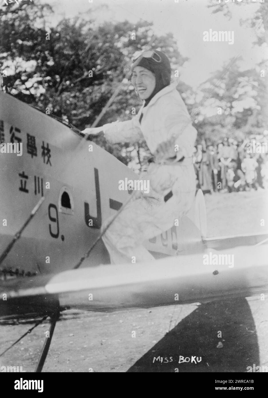 Miss Boku, Photo shows Japanese aviatrix with Airplane., 1927 giugno 22, Glass negatives, 1 negative: Glass Foto Stock