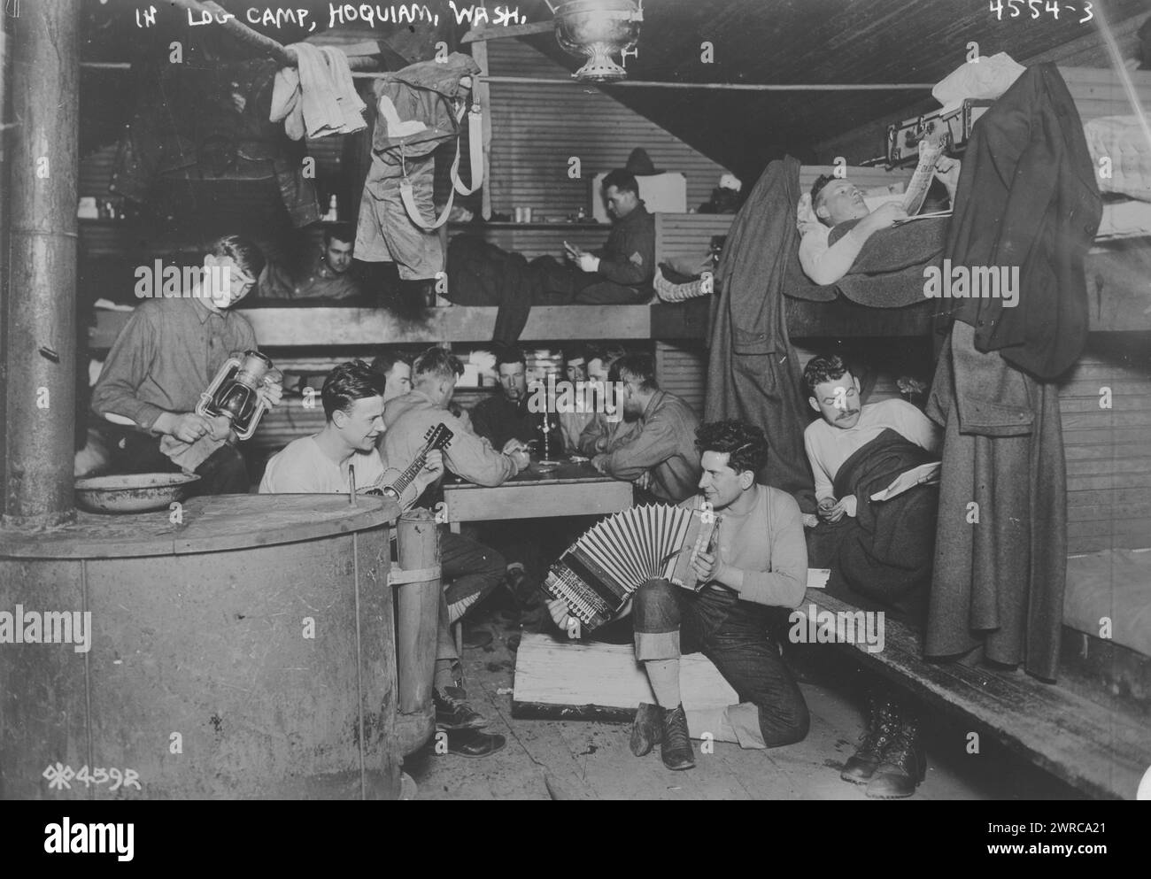 Nel campo di tronchi, Hoquiam, Washington, la fotografia mostra i boscaioli della divisione di abete rosso del Signal Corps a Hoquiam, Military Spruce Camp, Washington State durante la prima guerra mondiale, 1917 e 1918, Guerra Mondiale, 1914-1918, Glass negatives, 1 negativo: vetro Foto Stock