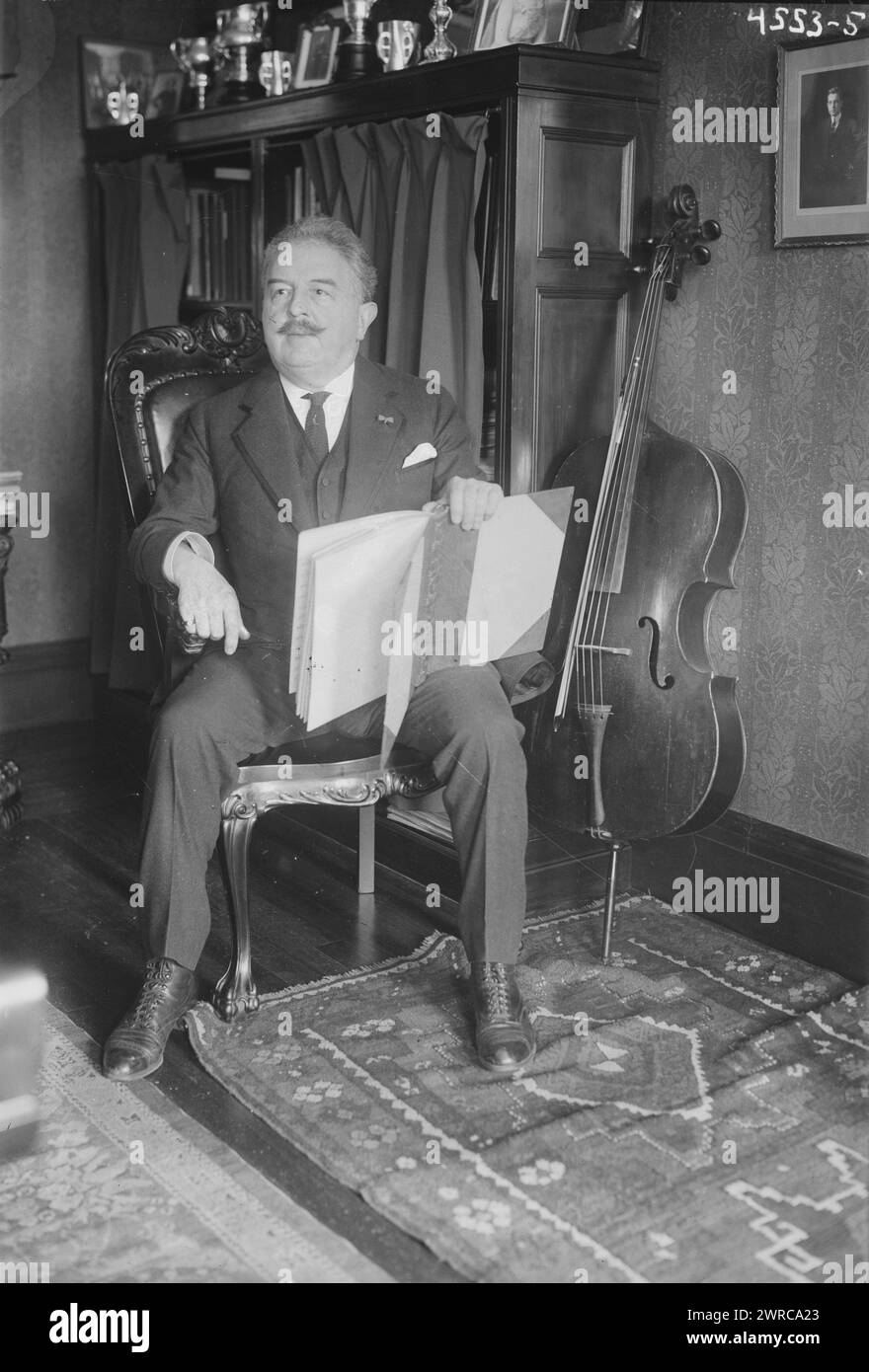 V. Herbert, la fotografia mostra il compositore e violoncellista Victor August Herbert (1859-1924) con il suo violoncello. Herbert fu uno dei fondatori dell'American Society of Composers, Authors, and Publishers (ASCAP). 1915 e ca. 1920, Glass negative, 1 negativo: Glass Foto Stock