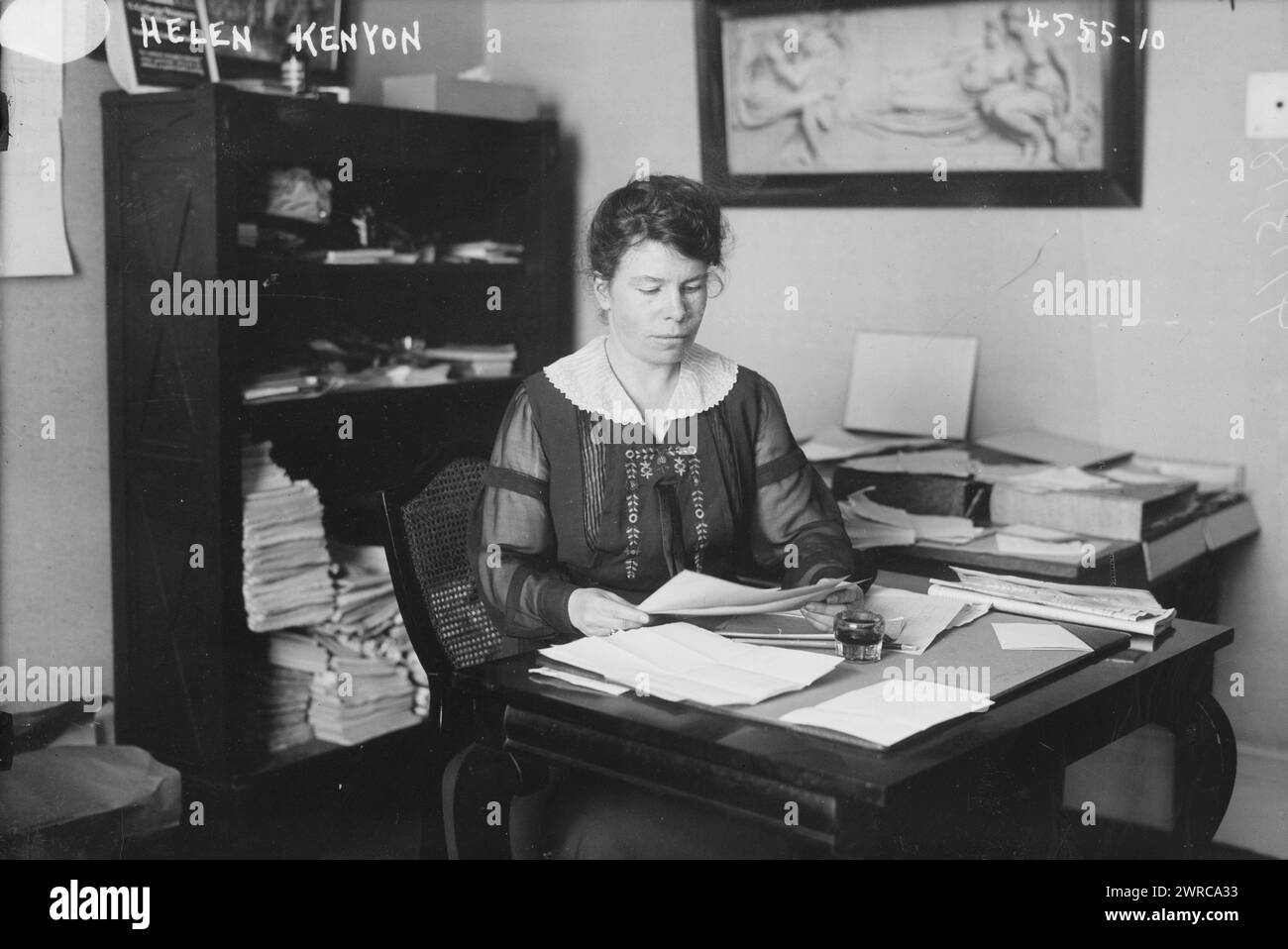 Helen Kenyon, la fotografia mostra Helen Kenyon (1884-1978) che ha contribuito ad organizzare il campo di addestramento Vassar per infermieri durante la prima guerra mondiale, 1918 13 aprile, Guerra Mondiale, 1914-1918, Glass negatives, 1 negativo: vetro Foto Stock