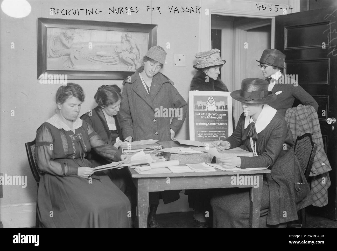 Reclutamento infermiere per Vassar, la fotografia mostra Helen Kenyon (1884-1978) (a sinistra) che ha contribuito a organizzare il campo di addestramento Vassar per infermieri durante la prima guerra mondiale, 1918 13 aprile, Glass negative, 1 negative: Glass Foto Stock