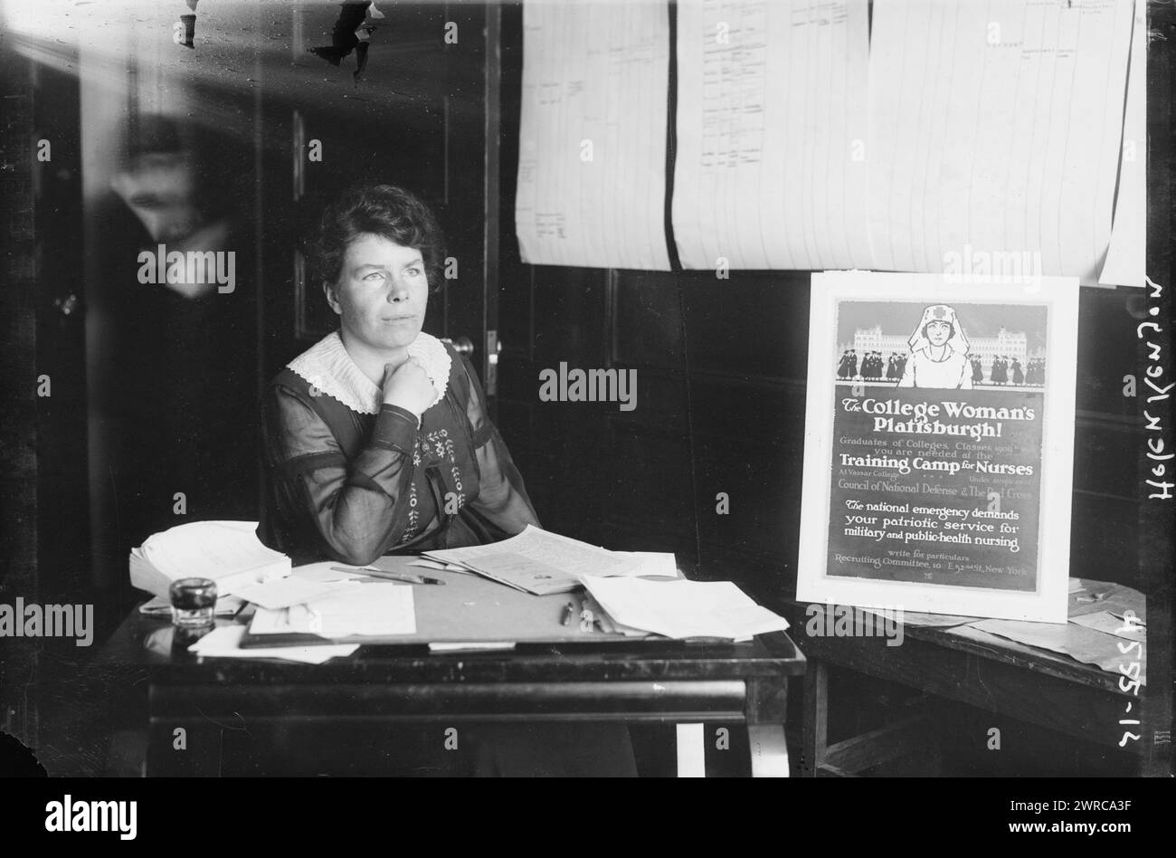 Helen Kenyon, la fotografia mostra Helen Kenyon (1884-1978) che ha contribuito ad organizzare il campo di addestramento Vassar per infermieri durante la prima guerra mondiale, 1918 13 aprile, Guerra Mondiale, 1914-1918, Glass negatives, 1 negativo: vetro Foto Stock