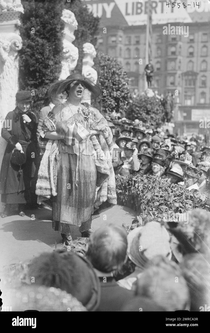 Farrar, la fotografia mostra un concerto della cantante d'opera soprano Geraldine Farrar (1882-1967) che faceva parte del Women's War Relief Association's Liberty Theater di fronte alla New York Public Library alla 5th Avenue e alla 42nd Street di New York City. Si tennero spettacoli e discorsi per fare appello al pubblico per acquistare Liberty bond. Il teatro faceva parte del terzo Liberty Loan drive, che si tenne dal 6 aprile 1918 al 4 maggio 1918 durante la prima guerra mondiale Il cane pekinese di Farrar Sniffles è con lei., 1918 aprile 15, Guerra Mondiale, 1914-1918, Glass negatives Foto Stock