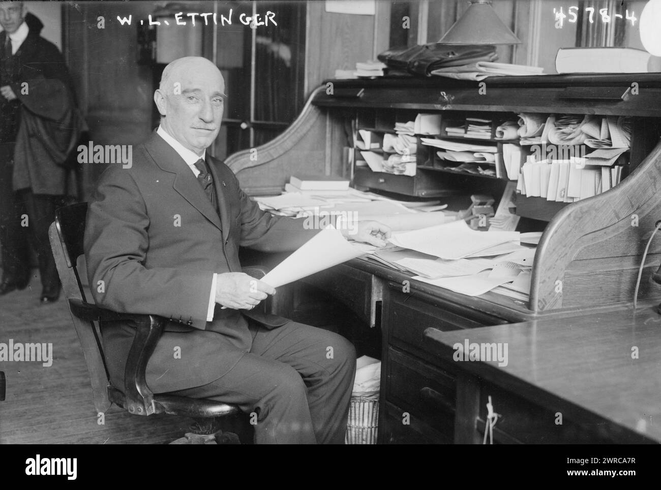 W.L. Ettinger, la fotografia mostra il sovrintendente delle scuole di New York, William Louis Ettinger (nato 1862) seduto alla scrivania., tra ca. 1915 e ca. 1920, Glass negative, 1 negativo: Glass Foto Stock