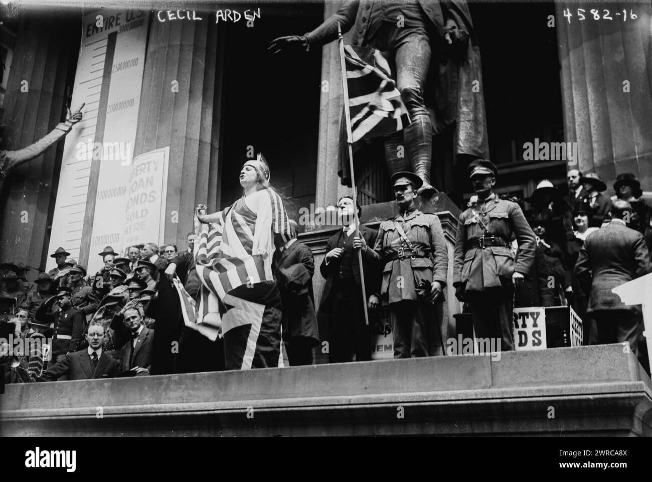 Cecil Arden, la fotografia mostra Cecil Arden (1894-1989), un mezzosoprano e contralto americano, che appare ad un raduno Liberty Bond della prima guerra mondiale di fronte alla Federal Hall, Wall Street, New York City. Arden cantò "God Save the King". Dietro Arden c'è Rabbi Stephen S. Wise., 1918 maggio, Guerra Mondiale, 1914-1918, Glass negatives, 1 negativo: vetro Foto Stock