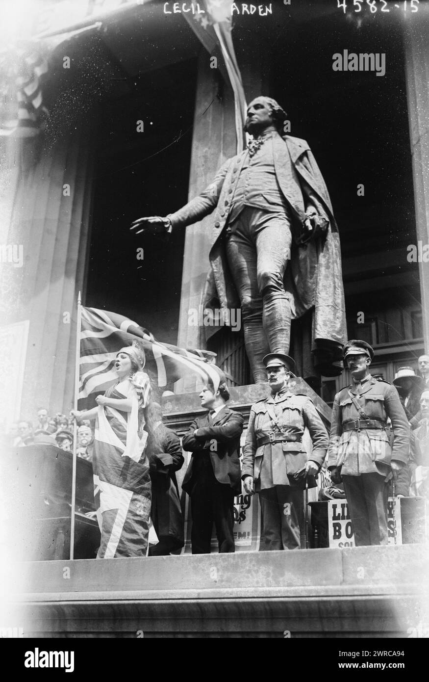 Cecil Arden, la fotografia mostra Cecil Arden (1894-1989), un mezzosoprano e contralto americano, che appare ad un raduno Liberty Bond della prima guerra mondiale di fronte alla Federal Hall, Wall Street, New York City. Arden cantò "God Save the King". Dietro Arden c'è Rabbi Stephen S. Wise., 1918 maggio, Guerra Mondiale, 1914-1918, Glass negatives, 1 negativo: vetro Foto Stock