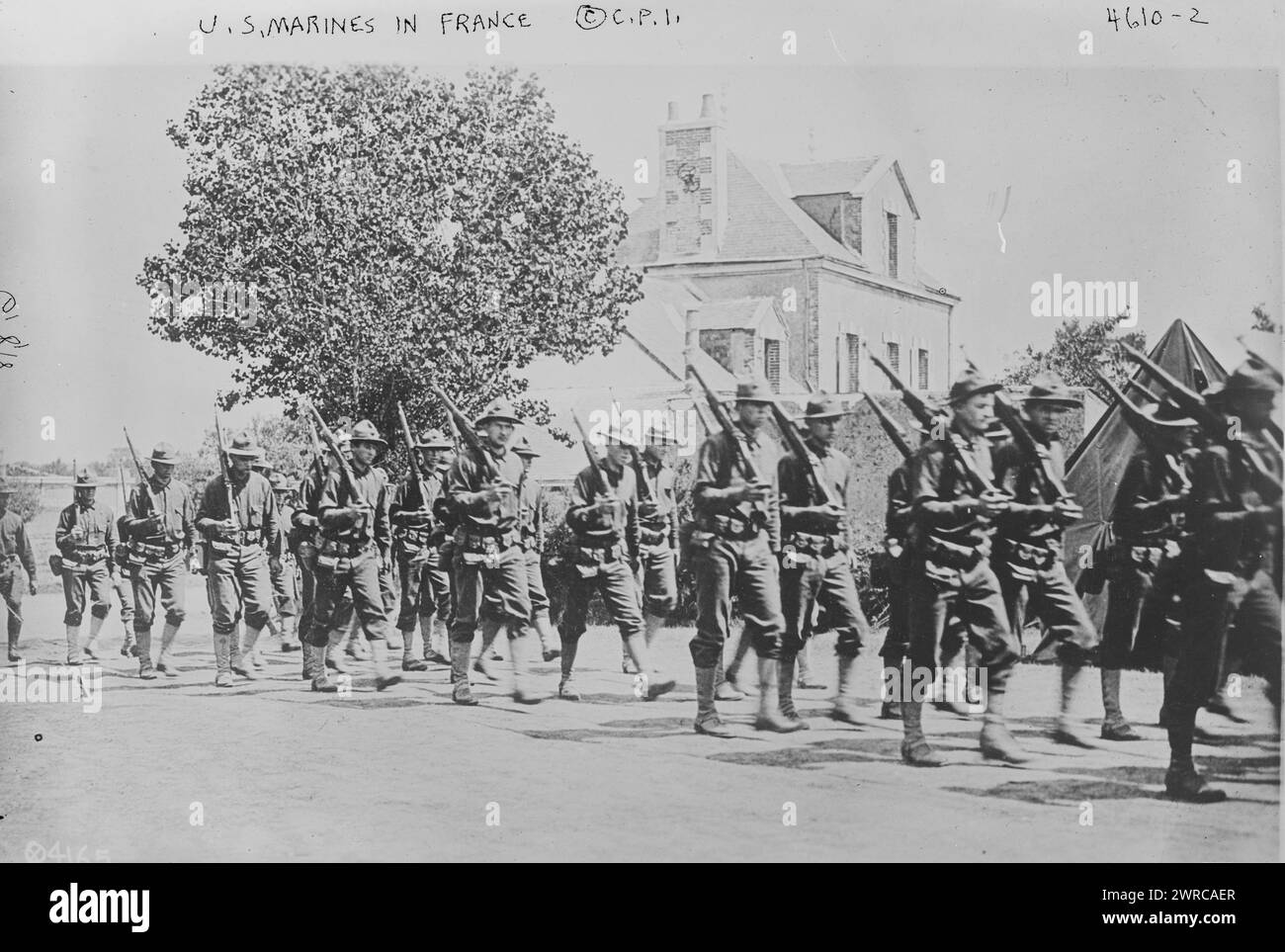 Marine statunitensi in Francia, la fotografia mostra i soldati americani che marciano da una casa mentre si recano al loro campo in Francia durante la prima guerra mondiale, 1918 giugno 6, Guerra Mondiale, 1914-1918, Glass negatives, 1 negativo: vetro Foto Stock