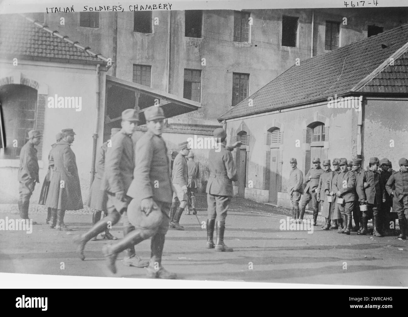 Italian Soldiers, Chambery, la fotografia mostra il personale militare italiano a Chambéry, Francia durante la prima guerra mondiale, 1918 giugno 13?, World War, 1914-1918, Glass negative, 1 negativo: vetro Foto Stock