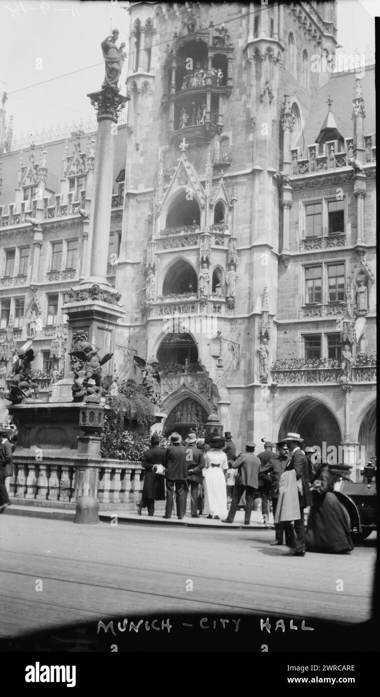 Crowd watching Rathaus clock, Munich City Hall, Photography shows the Rathaus Glockenspiel in Munich, Germany., 1918 novembre 9, Munich, Nitrate negative., negativi nitrati, 1 negativo: nitrato Foto Stock