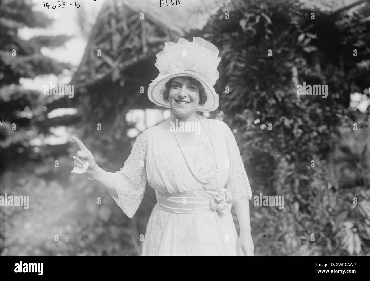 Alda, la fotografia mostra la cantante lirica Frances Alda (1879-1952) in un giardino per i soccorsi di guerra italiani a Killenworth, Glen Cove, Long Island il 25 giugno 1918, dove si esibirono anche i Duncan Dancers e il baritono italo-americano Giuseppe De Luca (1876-1950)., 1918 giugno 25, Glass negatives, 1 negativo: vetro Foto Stock