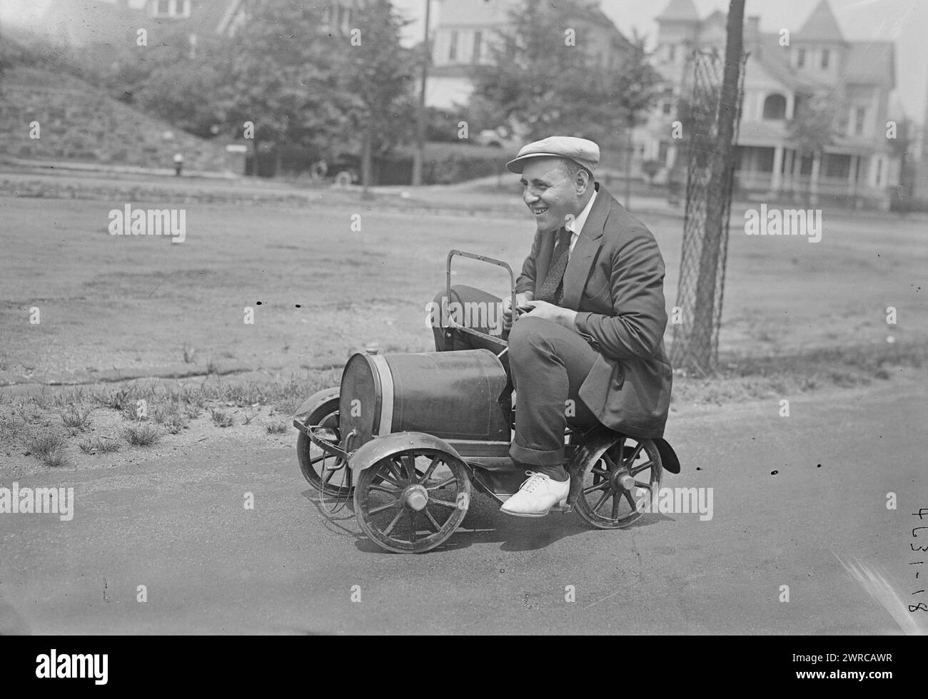 A. Fields, la fotografia mostra Arthur Fields (1888-1953), un cantante e compositore, seduto su un'auto giocattolo. 1915 e ca. 1920, Glass negative, 1 negativo: Glass Foto Stock