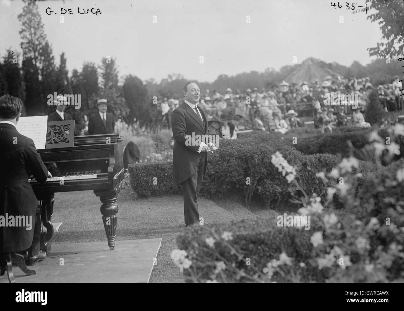 G. De Luca, la fotografia mostra il baritono italo-americano Giuseppe De Luca (1876-1950) che si esibisce in una festa del giardino per i soccorsi di guerra italiani tenutasi a Killenworth, Glen Cove, Long Island, New York, giugno 25, 1918., 1918 giugno 25, Glass negative, 1 negativo: Glass Foto Stock