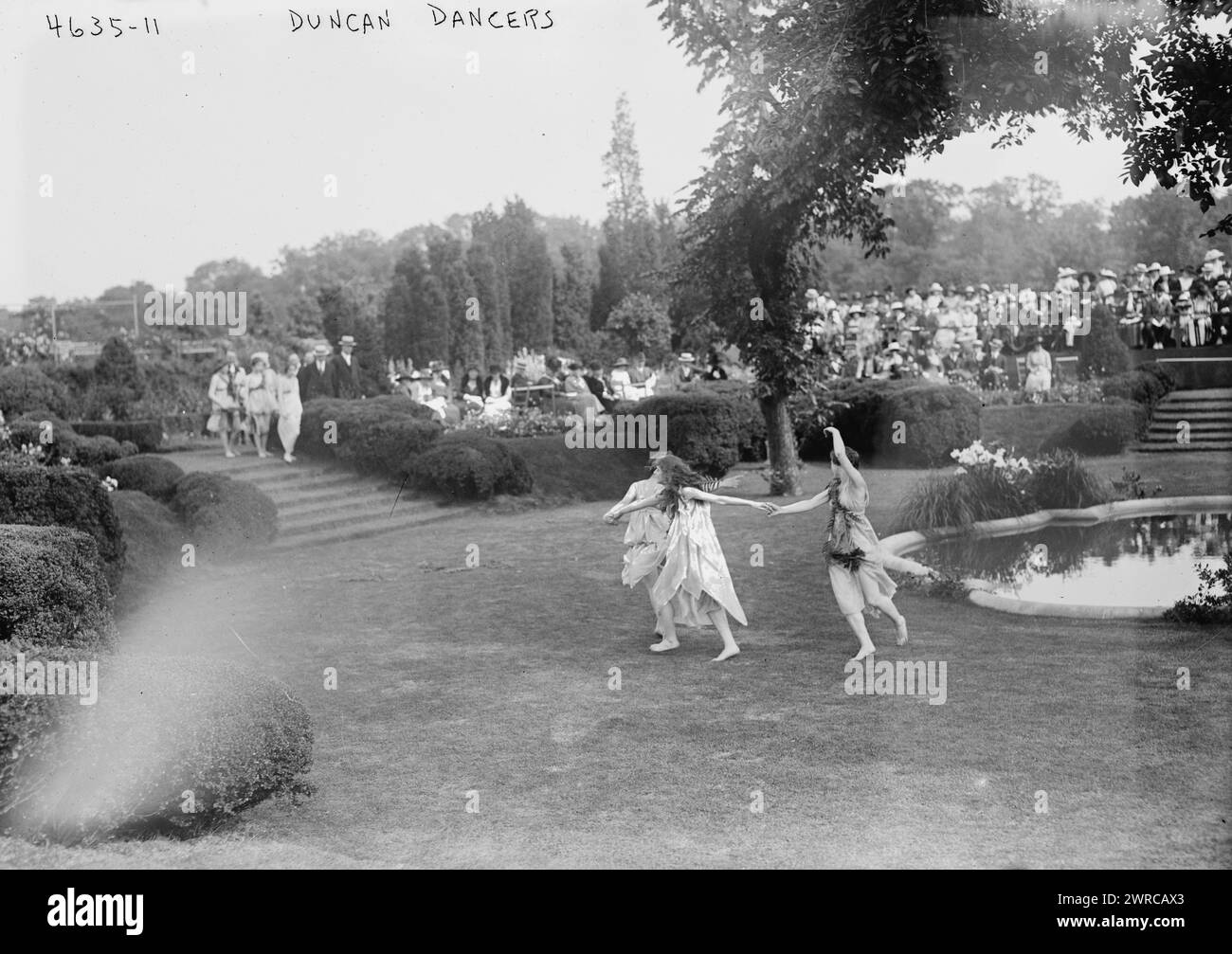 Duncan Dancers, la fotografia mostra la compagnia di ballo di Isadora Duncan (1877-1927) che si esibisce in una festa di giardino per i soccorsi di guerra italiani tenutasi a Killenworth, Glen Cove, Long Island, New York, giugno 25, 1918., 1918 giugno 25, Glass negative, 1 negativo: Glass Foto Stock