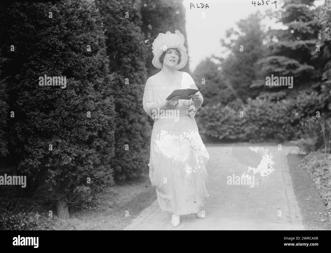 Alda, la fotografia mostra la cantante lirica Frances Alda (1879-1952) in un giardino per i soccorsi di guerra italiani a Killenworth, Glen Cove, Long Island il 25 giugno 1918, dove si esibirono anche i Duncan Dancers e il baritono italo-americano Giuseppe De Luca (1876-1950)., 1918 giugno 25, Glass negatives, 1 negativo: vetro Foto Stock