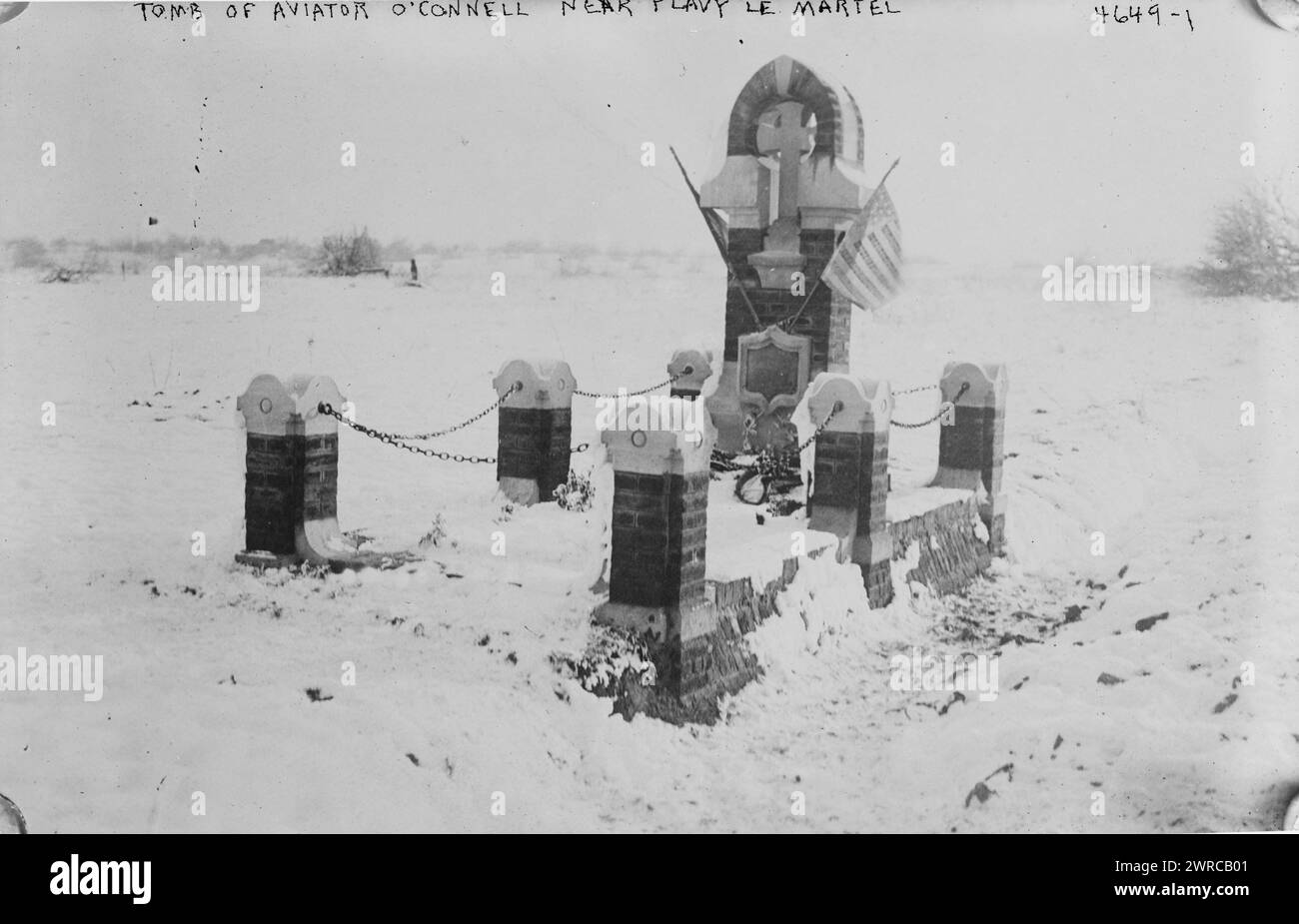 Tomba dell'aviatore o'Connell vicino a Flavy le Martel, la fotografia mostra la tomba dell'aviatore James Rogers McConnell (1887-1917) a Jussy, Francia. McConnell volò come parte della Lafayette Escadrille e morì durante la prima guerra mondiale, tra il 1917 e ca. 1925, Guerra Mondiale, 1914-1918, Glass negative, 1 negativo: Vetro Foto Stock