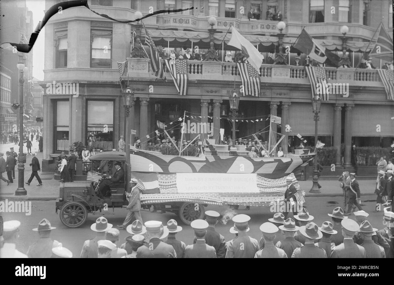 4 luglio, la fotografia mostra una parata del 4 luglio sulla Fifth Avenue, New York City, nel 1918. Camion che tira una nave modello dipinta con abbagliante camuffamento con cartello che recita: 'Costruito da costruttori navali finlandesi, lanciato da Foundation Co., Kearny, New Jersey'., 1918 luglio 4, Glass negatives, 1 negativo: vetro Foto Stock
