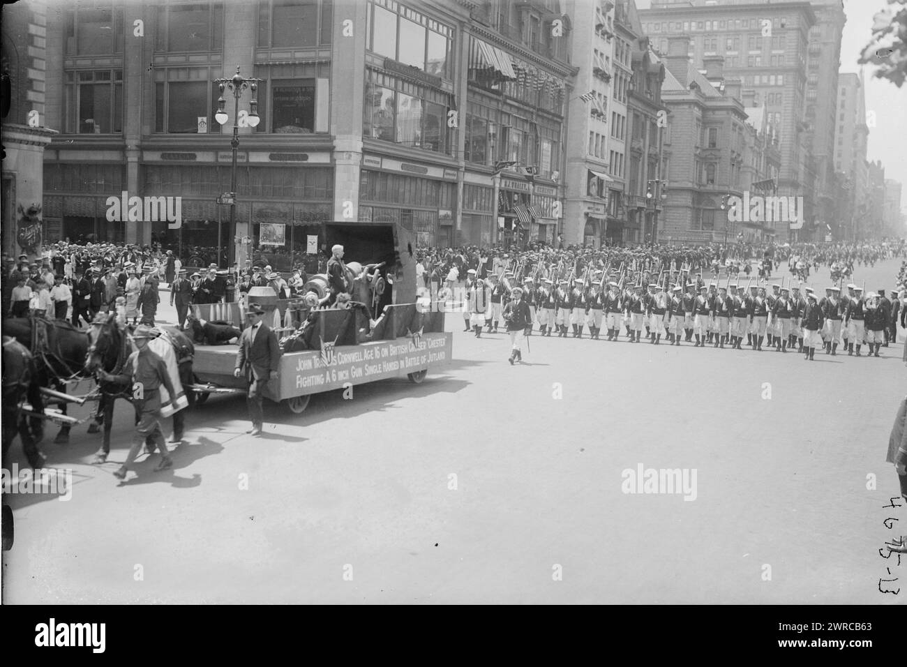 4 luglio, la fotografia mostra una parata del 4 luglio sulla Fifth Avenue, New York City nel 1918 con un veicolo con cartello con la scritta "John Travers Cornwell 16 anni sull'incrociatore britannico "Chester" che combatte con un cannone da 6 pollici nella battaglia dello Jutland", 1918 luglio 4, Glass negative, 1 negative: vetro Foto Stock