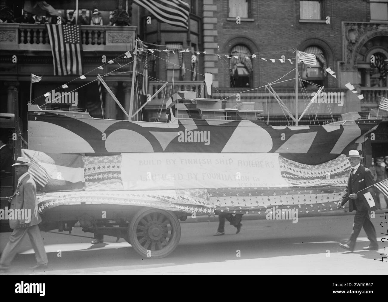 4 luglio, la fotografia mostra una parata del 4 luglio sulla Fifth Avenue, New York City, nel 1918. Un camion tira un modello di nave dipinto con abbagliante camuffamento con la scritta "costruito da costruttori navali finlandesi, lanciato dalla Foundation Co., Kearny, New Jersey"., 1918 luglio 4, Glass negative, 1 negativo: vetro Foto Stock