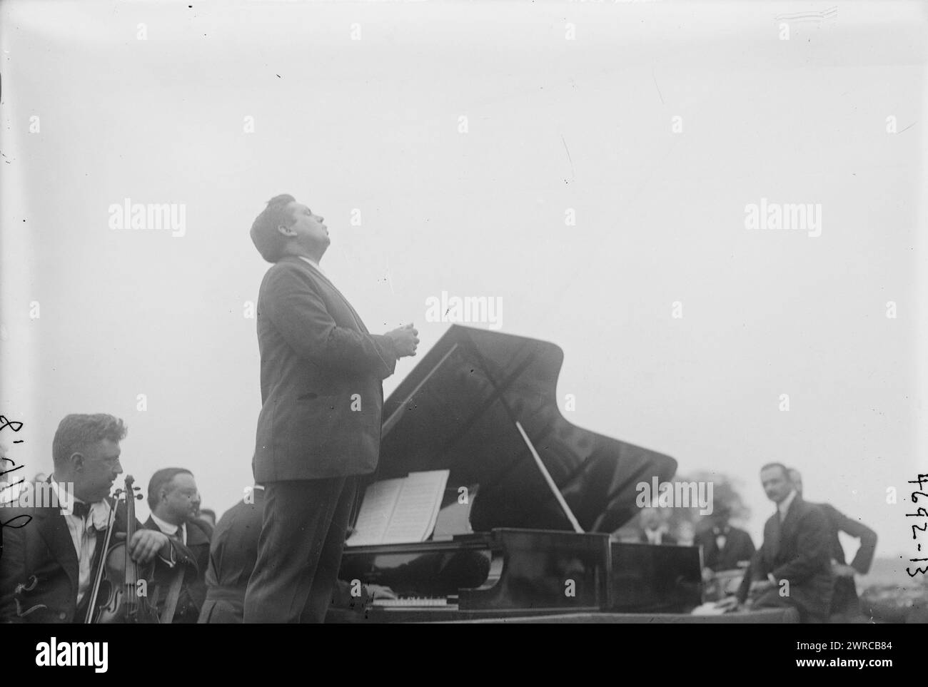 McCormack, la fotografia mostra il cantante tenore americano irlandese John McCormack (1884-1945) che canta al Police Field Day Benefit al Sheepshead Bay Speedway, Brooklyn, New York City, 31 agosto 1918. 1918 ago. 31, Glass negative, 1 negativo: Glass Foto Stock