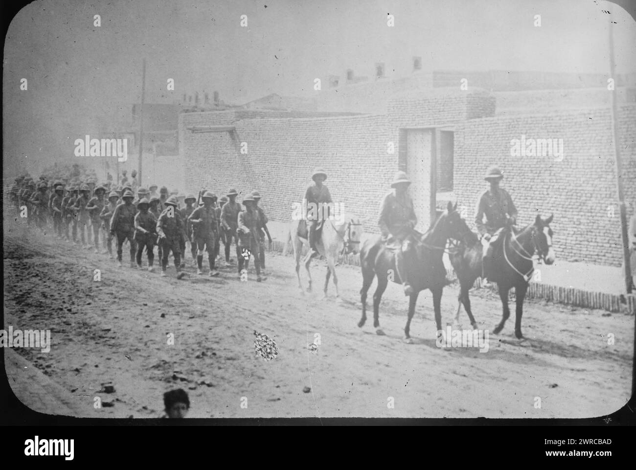 Le truppe britanniche fuori Gerusalemme?, la fotografia mostra le truppe britanniche forse fuori Baghdad, in Iraq durante la prima guerra mondiale, tra ca. 1915 e ca. 1920, Guerra Mondiale, 1914-1918, Glass negative, 1 negativo: Vetro Foto Stock