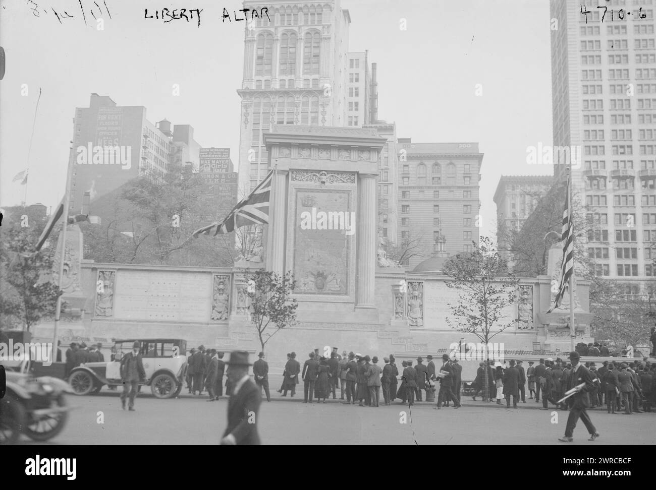 Liberty altar, la fotografia mostra l'altare della libertà al Madison Square Park, New York City, dedicato il 28 settembre 1918 come parte delle celebrazioni in onore dell'inizio della quarta campagna di prestito della libertà durante la prima guerra mondiale, 1918, guerra mondiale. 1914-1918, negativi di vetro, 1 negativo: Vetro Foto Stock