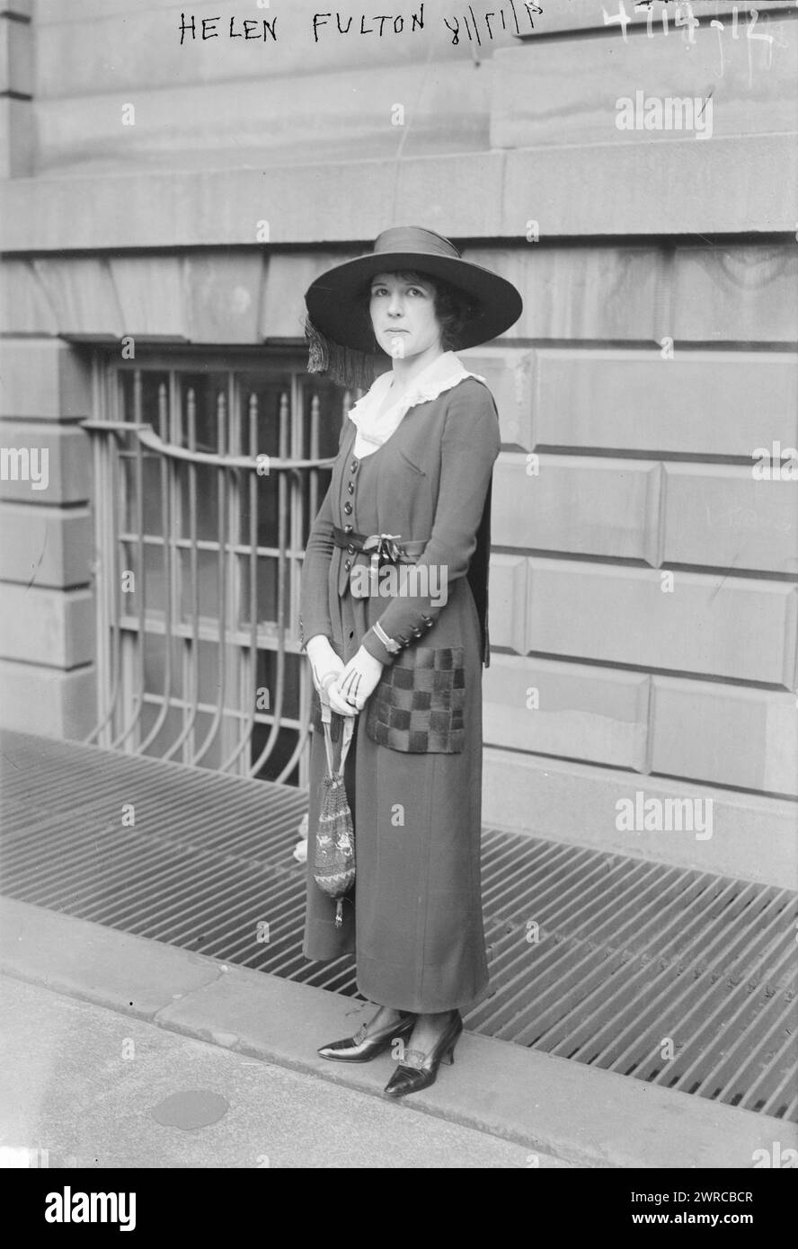 Helen Fulton, la fotografia mostra l'attrice Helen Fulton che ha organizzato gli esercizi tenuti sui gradini del municipio di New York, il 14 settembre 1918 in commemorazione del centesimo anniversario della scrittura di "The Star Spangled Banner", 1918 settembre 14, Glass negatives, 1 negative: Glass Foto Stock