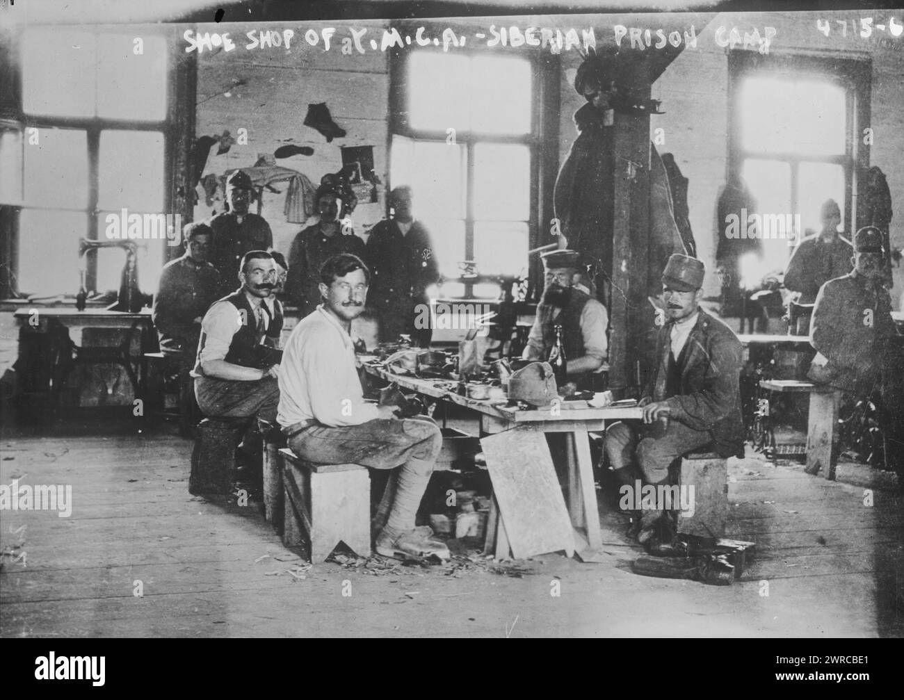 Negozio di scarpe Y.M.C.A., campo di prigionia siberiano, tra ca. 1915 e ca. 1920, Guerra Mondiale, 1914-1918, Glass negative, 1 negativo: Vetro Foto Stock