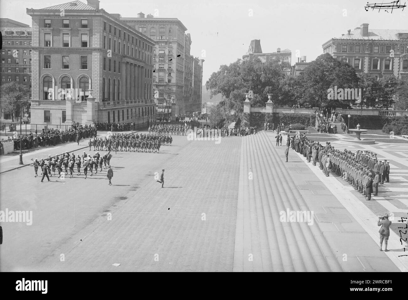 S.A.T.C. alla Columbia, la fotografia mostra un raduno dello Student Army Training Corps e altri sui gradini della Low Memorial Library, Columbia University, New York City, il 1 ottobre 1918 durante la prima guerra mondiale, 1918 ottobre 1, Guerra Mondiale, 1914-1918, Glass negatives, 1 negativo: vetro Foto Stock
