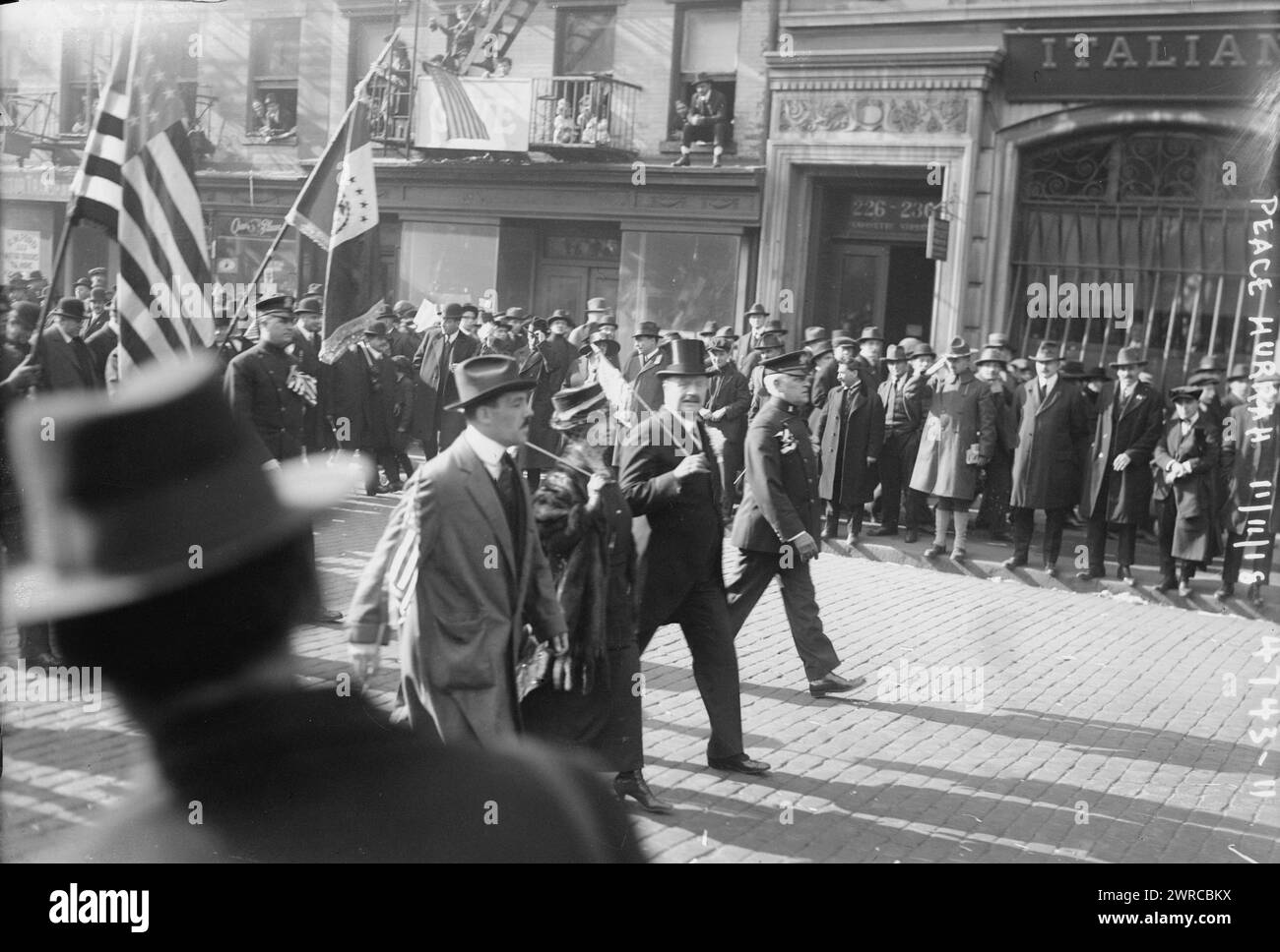 Peace Hurrah, la fotografia mostra parata e folle nelle strade di New York City dopo l'armistizio dell'11 novembre 1918 che pose fine alla prima guerra mondiale nell'Europa occidentale., 1918 novembre 11, Guerra Mondiale, 1914-1918, Glass negatives, 1 negativo: vetro Foto Stock