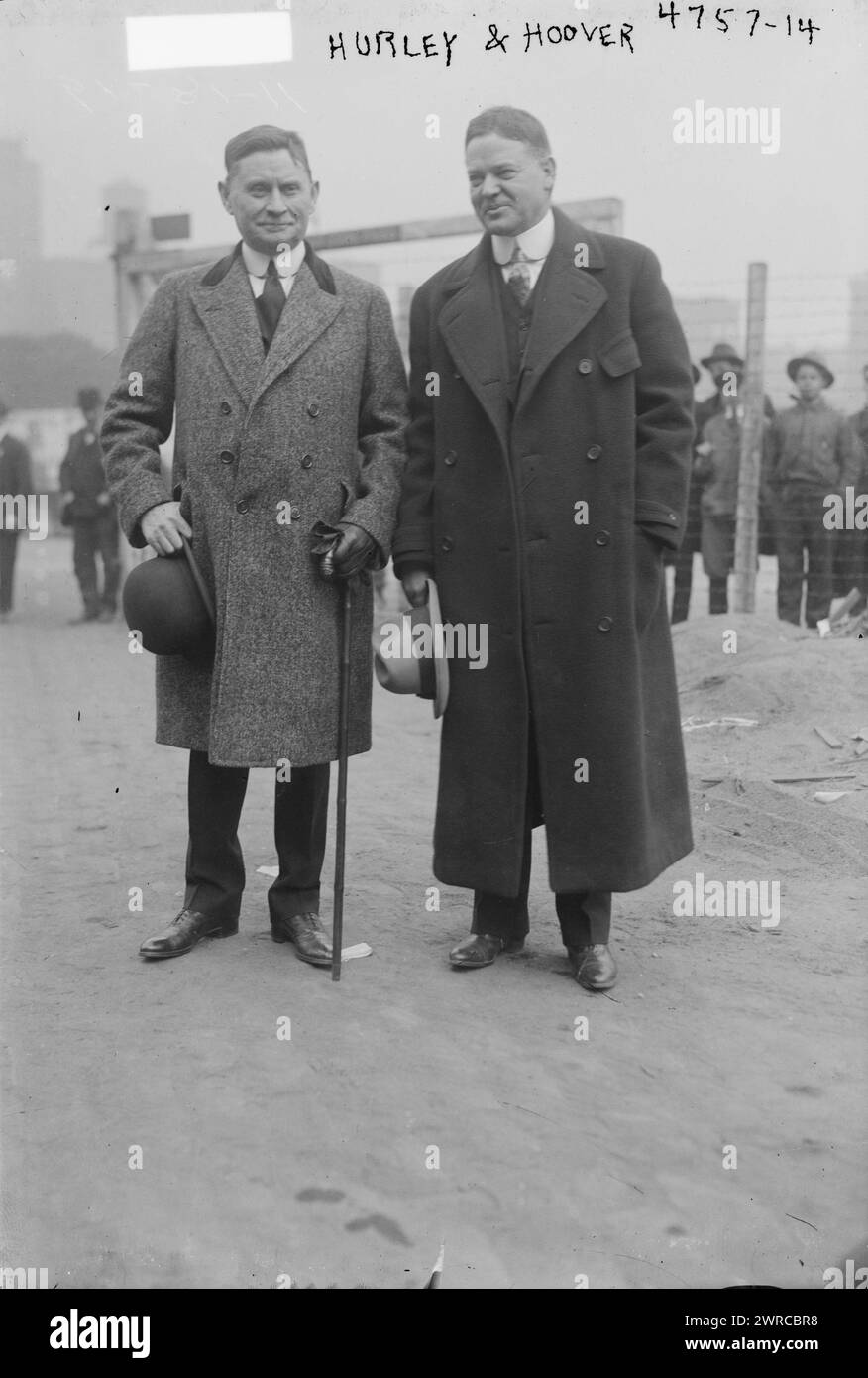 Hurley & Hoover, la fotografia mostra l'uomo d'affari e produttore Edward Nash Hurley (1864-1933) con Herbert Hoover (1874-1964), direttore della Food Administration degli Stati Uniti durante la prima guerra mondiale per strada a New York City., tra ca. 1915 e ca. 1920, Glass negative, 1 negativo: Glass Foto Stock