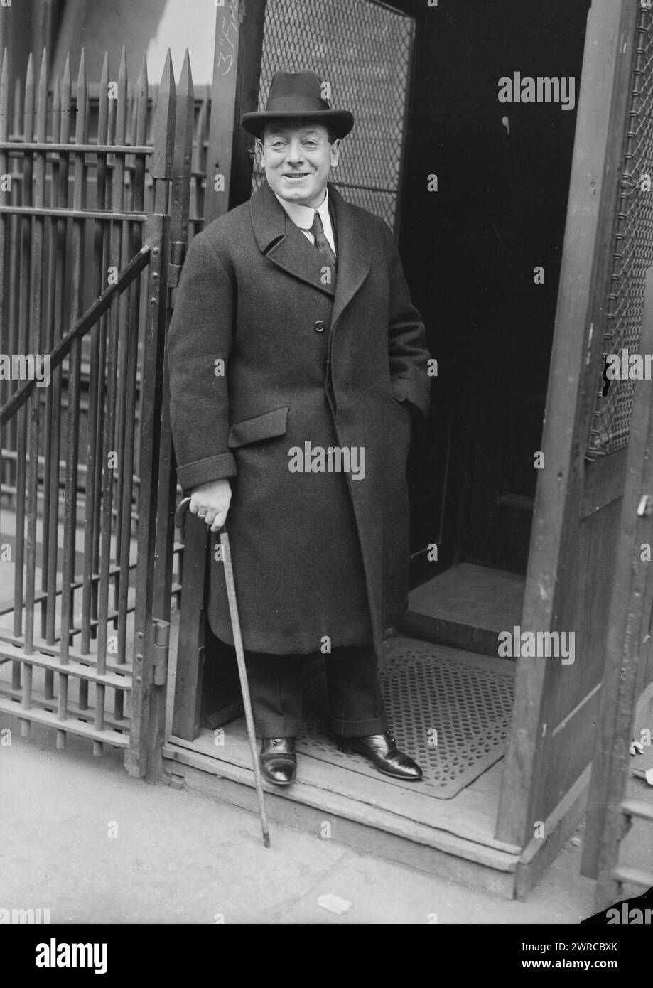 De Luca, Victor, la fotografia mostra il baritono italiano americano Giuseppe De Luca (1876-1950) in piedi alla porta del palco del Metropolitan Opera House, New York City., 1923 23 novembre, Glass negative, 1 negative: Glass Foto Stock