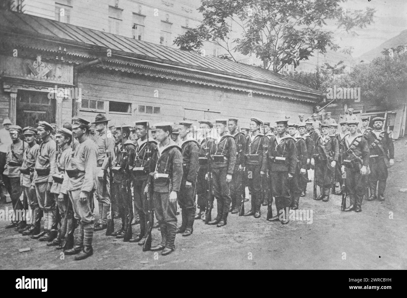 Vladivostock, vale a dire Vladisvostok, truppe alleate, la fotografia mostra i soldati alleati a Vladisvostok, Russia, compresi russi, americani, britannici, cinesi e giapponesi. 1918 novembre (data creata o pubblicata successivamente), Guerra Mondiale, 1914-1918, Glass negative, 1 negative: Glass Foto Stock